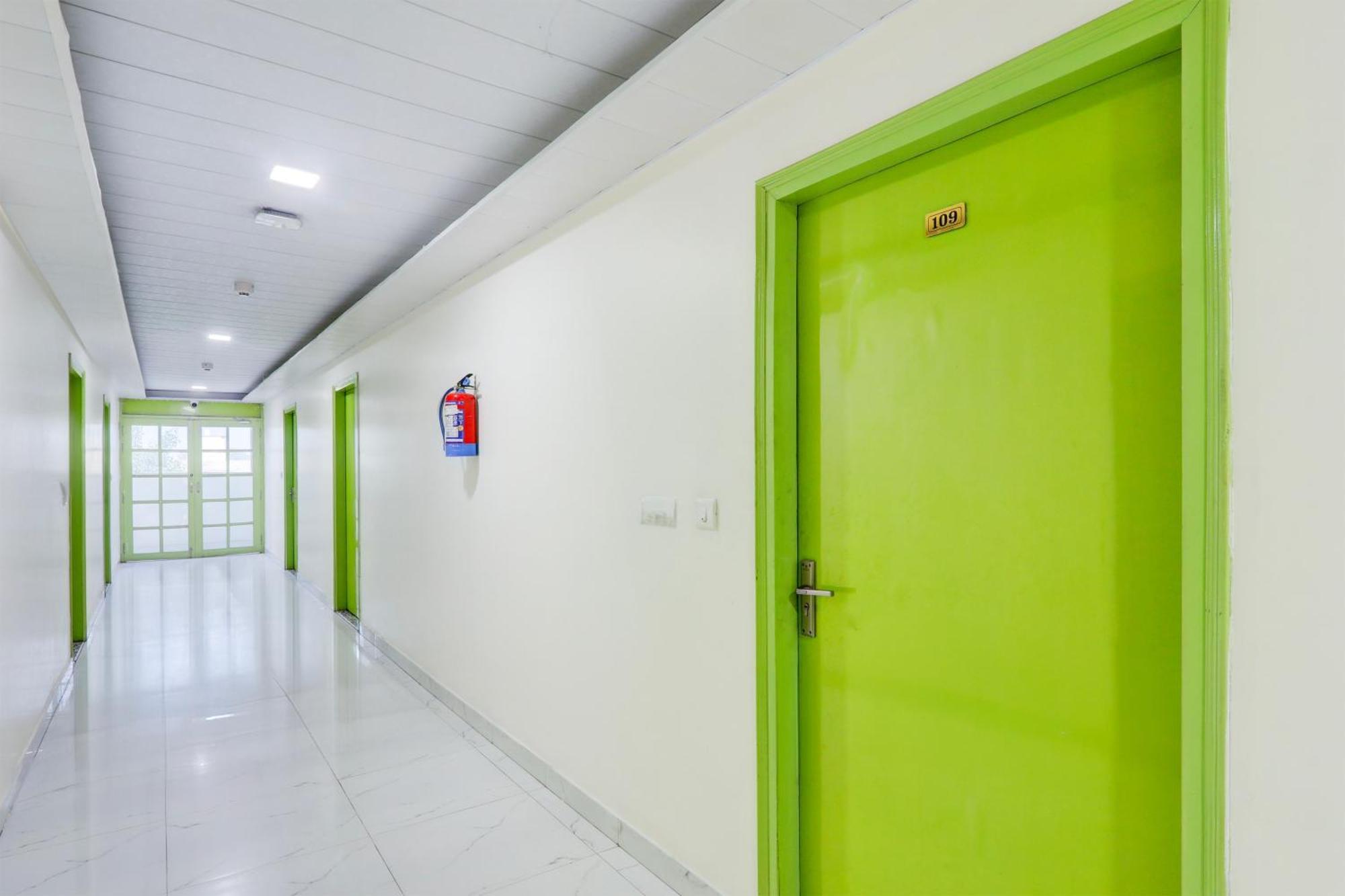 Super Hotel O Banthara Near Airport Banthra Sikandarpur Exterior photo